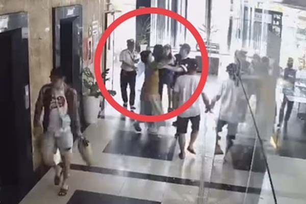 Clip: Người đàn ông tung cước đạp người phụ nữ văng khỏi xe máy-1