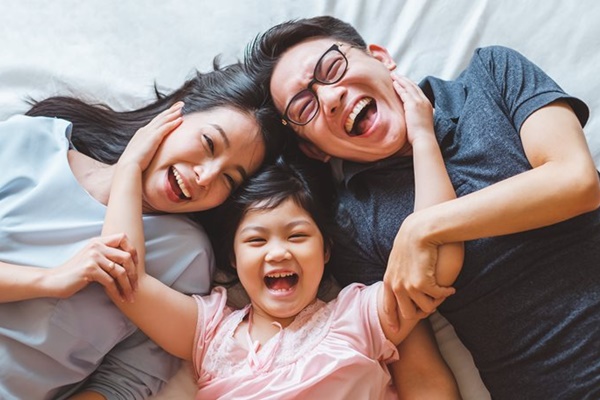 Mẹ ơi, sao mẹ lại đi xe điện trong khi người khác đón con họ bằng ô tô?” - Câu trả lời của phụ huynh được khen ngợi-2