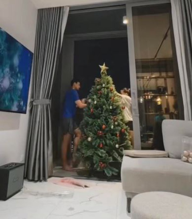 Văn Lâm cùng bạn gái sexy trang hoàng cây thông noel lộng lẫy, vợ Thành Chung decor phòng khách đơn giản nhưng lên hình vẫn lung linh-1