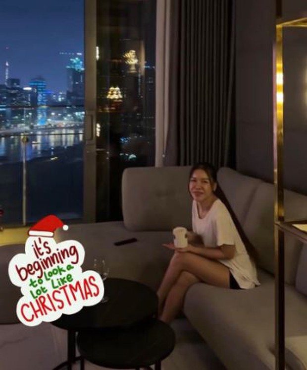 Văn Lâm cùng bạn gái sexy trang hoàng cây thông noel lộng lẫy, vợ Thành Chung decor phòng khách đơn giản nhưng lên hình vẫn lung linh-3