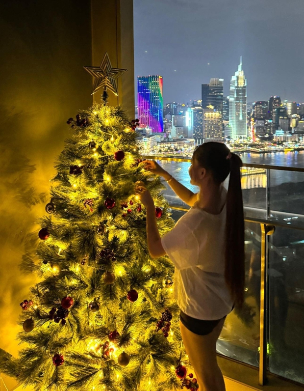 Văn Lâm cùng bạn gái sexy trang hoàng cây thông noel lộng lẫy, vợ Thành Chung decor phòng khách đơn giản nhưng lên hình vẫn lung linh-4