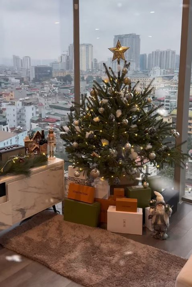Văn Lâm cùng bạn gái sexy trang hoàng cây thông noel lộng lẫy, vợ Thành Chung decor phòng khách đơn giản nhưng lên hình vẫn lung linh-5