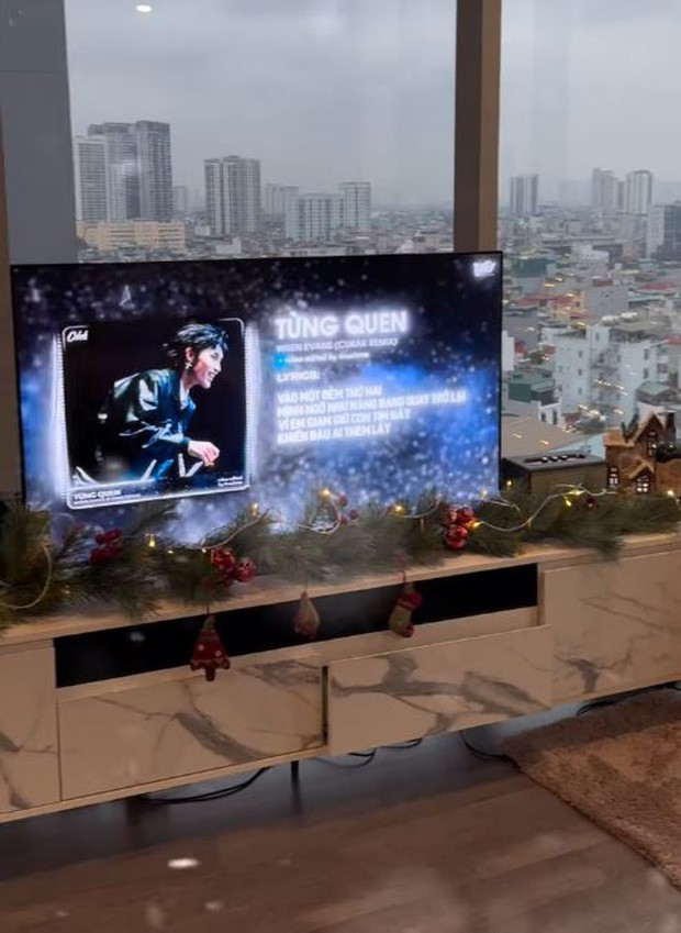 Văn Lâm cùng bạn gái sexy trang hoàng cây thông noel lộng lẫy, vợ Thành Chung decor phòng khách đơn giản nhưng lên hình vẫn lung linh-6