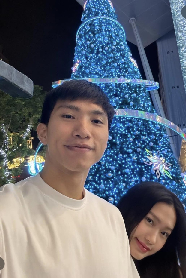 Văn Lâm cùng bạn gái sexy trang hoàng cây thông noel lộng lẫy, vợ Thành Chung decor phòng khách đơn giản nhưng lên hình vẫn lung linh-9