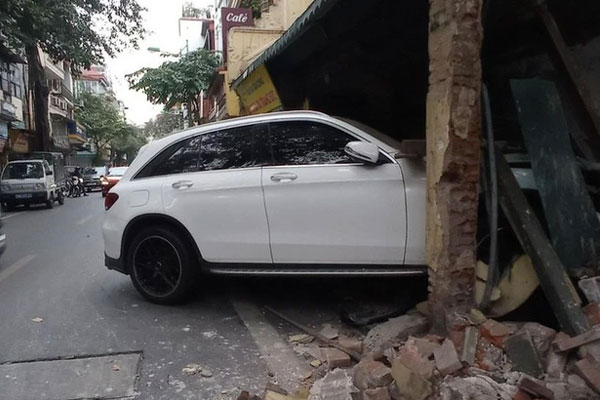 Xe Mercedes tông đổ tường căn nhà cổ bậc nhất Hà Nội, nữ tài xế có hơi men-1