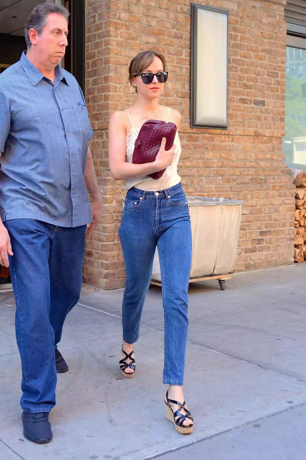 Thời trang đường phố ấn tượng của mỹ nhân 50 sắc thái-11