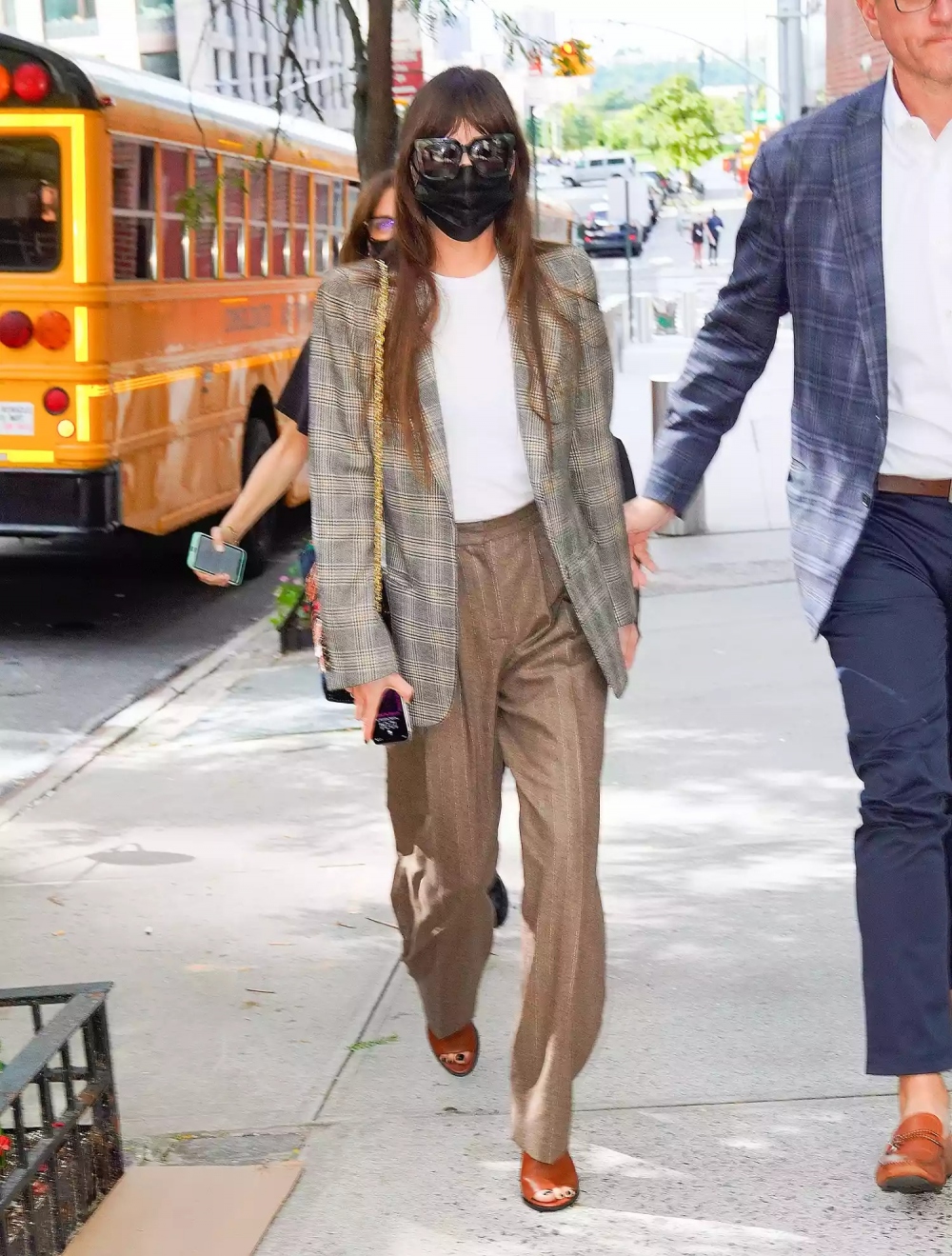 Thời trang đường phố ấn tượng của mỹ nhân 50 sắc thái-6