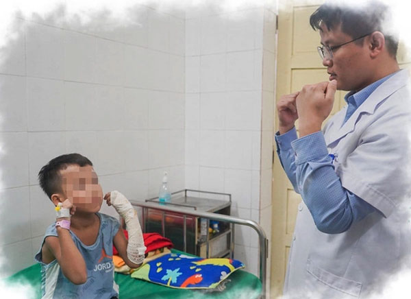 Ngủ trên lán, bé trai 8 tuổi bị rắn cắn hoại tử bàn tay-1