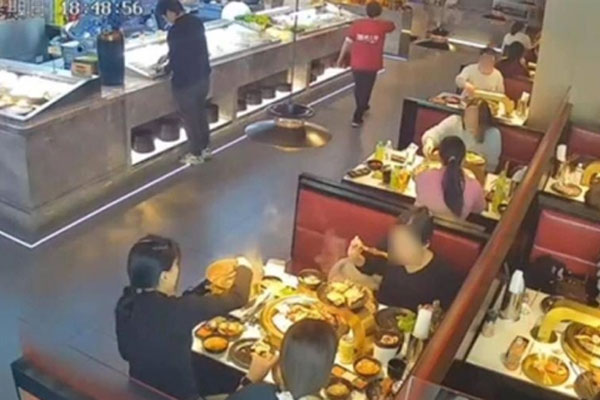 Bị lấy mất điện thoại trong nhà hàng, cô gái chưng hửng khi nghe yêu cầu tiền chuộc trơ trẽn của người đàn ông-1