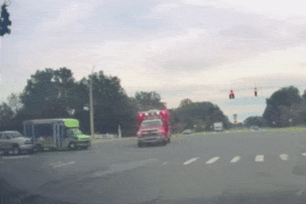 Xe cứu thương bị xe buýt và xe bản tải tông lật tại ngã tư