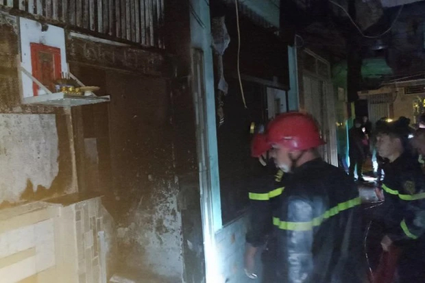 Cháy nhà trong hẻm ở TPHCM lúc rạng sáng, bé gái 8 tuổi tử vong-1