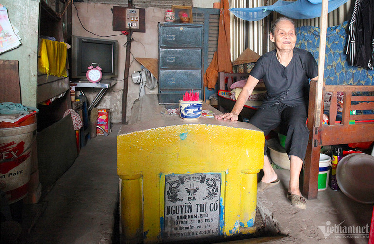 Cụ bà 86 tuổi sống trong căn nhà gần 10m2, cạnh giường có ngôi mộ màu vàng-1