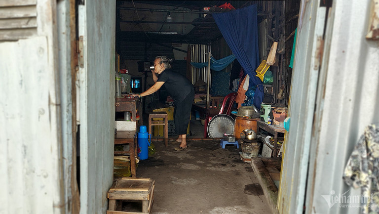 Cụ bà 86 tuổi sống trong căn nhà gần 10m2, cạnh giường có ngôi mộ màu vàng-2