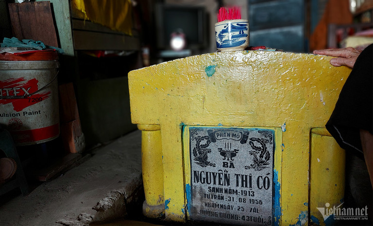 Cụ bà 86 tuổi sống trong căn nhà gần 10m2, cạnh giường có ngôi mộ màu vàng-3