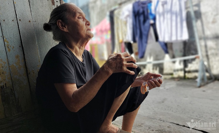 Cụ bà 86 tuổi sống trong căn nhà gần 10m2, cạnh giường có ngôi mộ màu vàng-4