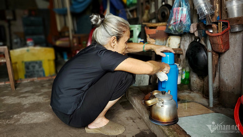 Cụ bà 86 tuổi sống trong căn nhà gần 10m2, cạnh giường có ngôi mộ màu vàng-5