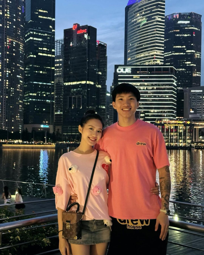 Doãn Hải My được Đoàn Văn Hậu hôn má ở Singapore, lộ thêm bằng chứng có tin vui chỉ qua một món đồ hiệu-2