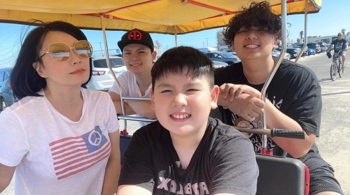 Con trai nhuộm đầu tóc nhìn gai mắt, vợ cũ Bằng Kiều để yên 2 tháng rồi có cách ứng xử được khen: Bà mẹ điểm 10-1