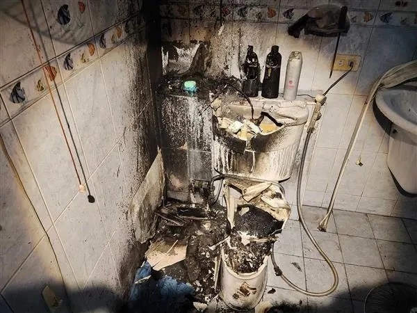 Một nhà vệ sinh phát nổ, phòng tắm cháy đen: Chuyên gia chỉ mặt thủ phạm là thiết bị nhà nào cũng có-1