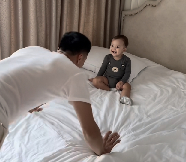 Lý do thủ môn Bùi Tiến Dũng thoải mái ở nhà chơi với con trai dù CLB CAHN thua đau trước Hải Phòng-1