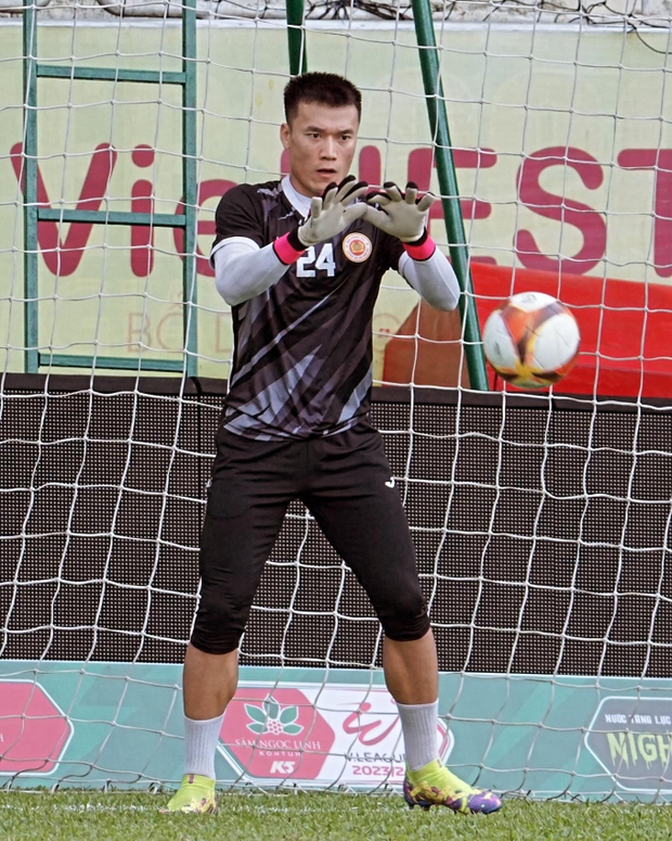 Lý do thủ môn Bùi Tiến Dũng thoải mái ở nhà chơi với con trai dù CLB CAHN thua đau trước Hải Phòng-3