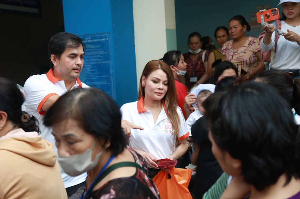 Sau 13 năm kết hôn với hoa hậu và định cư ở Mỹ, MC Đức Tiến giờ ra sao?-4