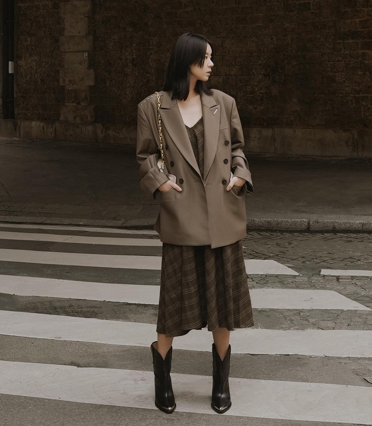 10 cách diện đồ họa tiết kẻ nổi bật mà vẫn sang trọng-8