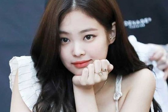 Jennie (Blackpink) tiết lộ bí quyết để có làn da rạng ngời