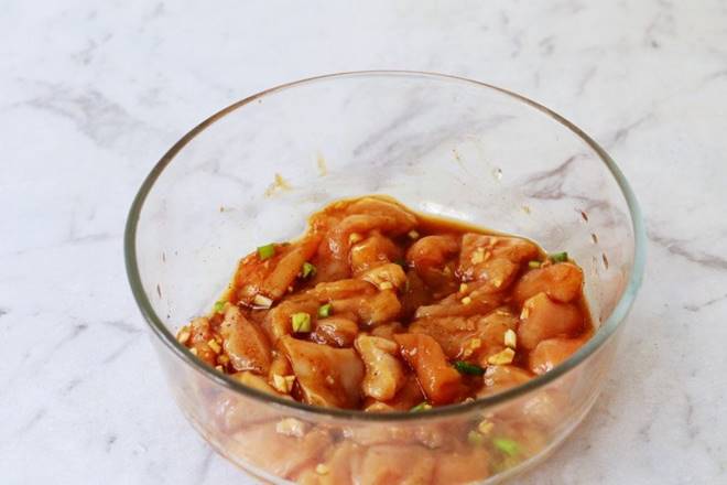 Ức gà hơi khô nhưng đem tẩm bột chiên kiểu này mềm trong, giòn ngoài đến người khó tính cũng phải thích-3