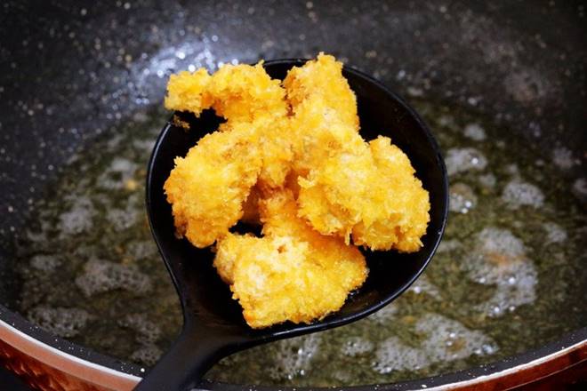 Ức gà hơi khô nhưng đem tẩm bột chiên kiểu này mềm trong, giòn ngoài đến người khó tính cũng phải thích-10