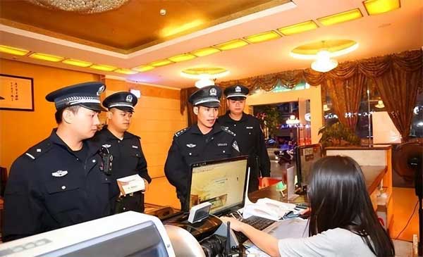 Kim cương 1,3 tỷ đồng bị tráo ngay trước mặt, nhân viên vẫn khẳng định chưa từng rời mắt: Cảnh sát vào cuộc, phát hiện thủ đoạn tinh vi-4