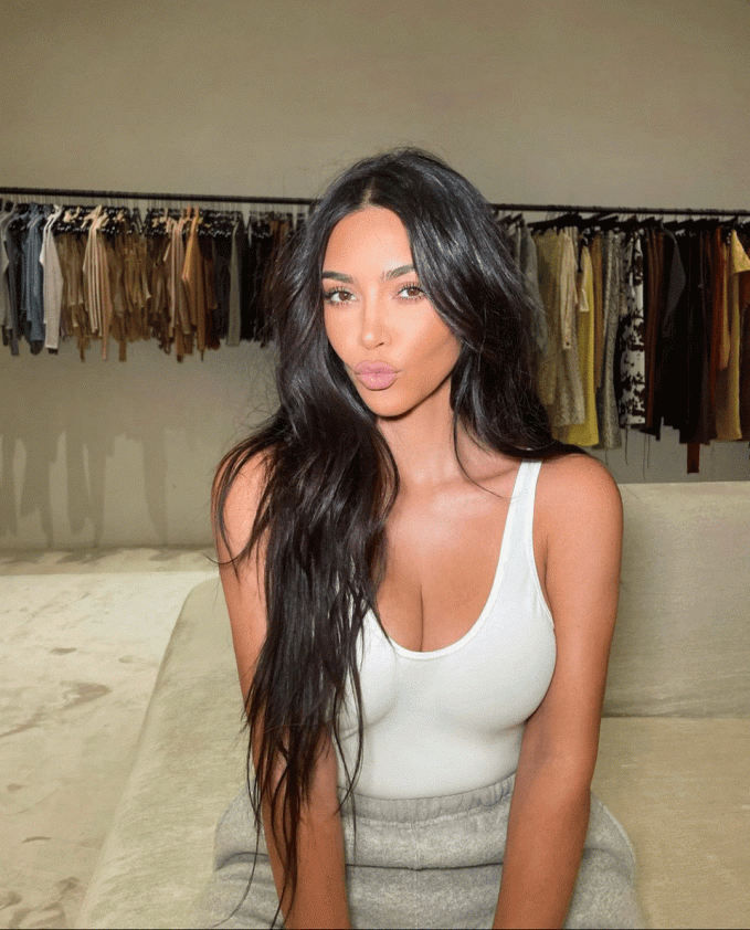 Chơi Noel đẳng cấp như Kim Kardashian: Giăng đèn sáng rực biệt thự 60 triệu USD, có hẳn rừng thông mini trong nhà-1