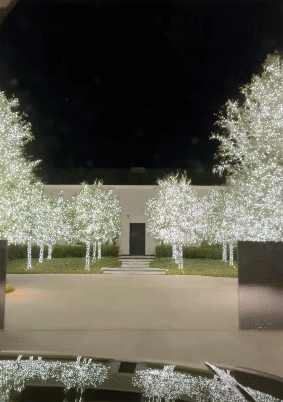 Chơi Noel đẳng cấp như Kim Kardashian: Giăng đèn sáng rực biệt thự 60 triệu USD, có hẳn rừng thông mini trong nhà-2