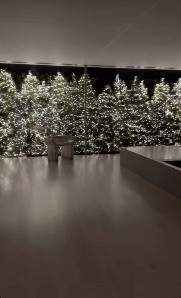 Chơi Noel đẳng cấp như Kim Kardashian: Giăng đèn sáng rực biệt thự 60 triệu USD, có hẳn rừng thông mini trong nhà-7