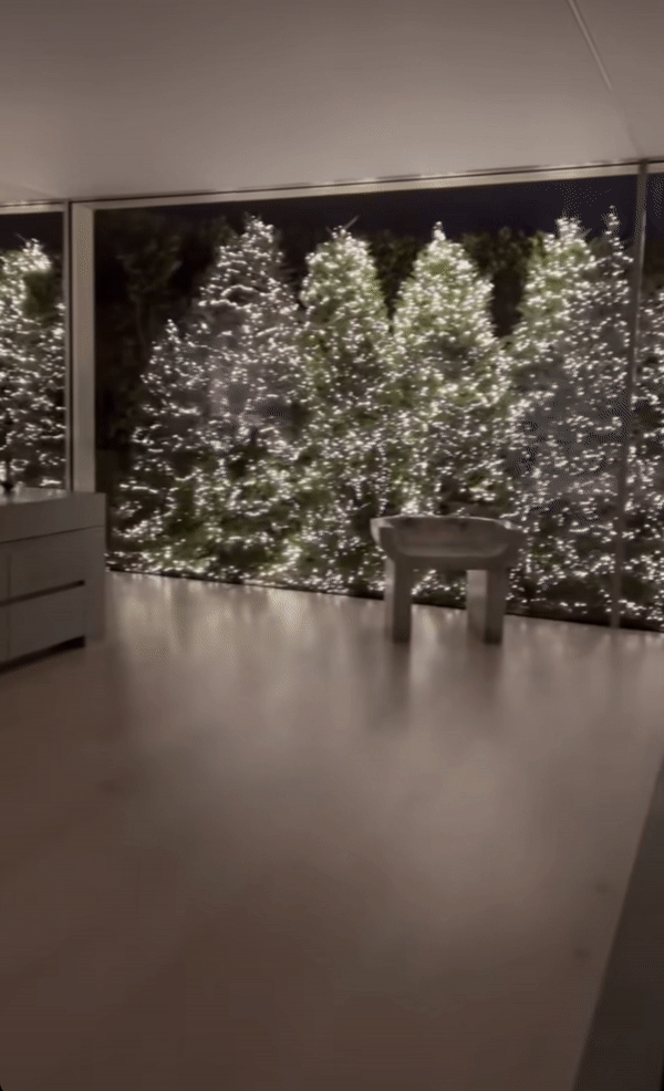 Chơi Noel đẳng cấp như Kim Kardashian: Giăng đèn sáng rực biệt thự 60 triệu USD, có hẳn rừng thông mini trong nhà-8