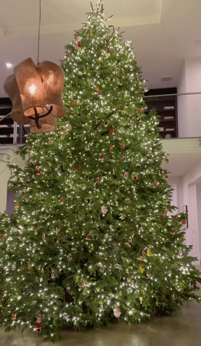 Chơi Noel đẳng cấp như Kim Kardashian: Giăng đèn sáng rực biệt thự 60 triệu USD, có hẳn rừng thông mini trong nhà-9