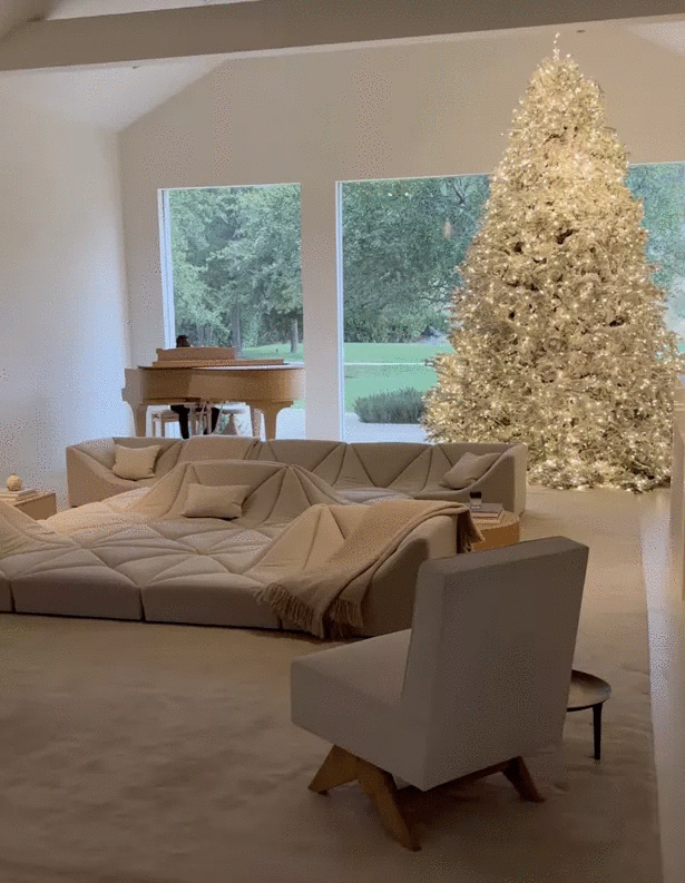 Chơi Noel đẳng cấp như Kim Kardashian: Giăng đèn sáng rực biệt thự 60 triệu USD, có hẳn rừng thông mini trong nhà-10