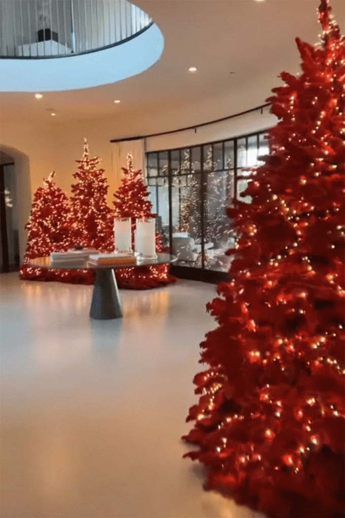 Chơi Noel đẳng cấp như Kim Kardashian: Giăng đèn sáng rực biệt thự 60 triệu USD, có hẳn rừng thông mini trong nhà-11