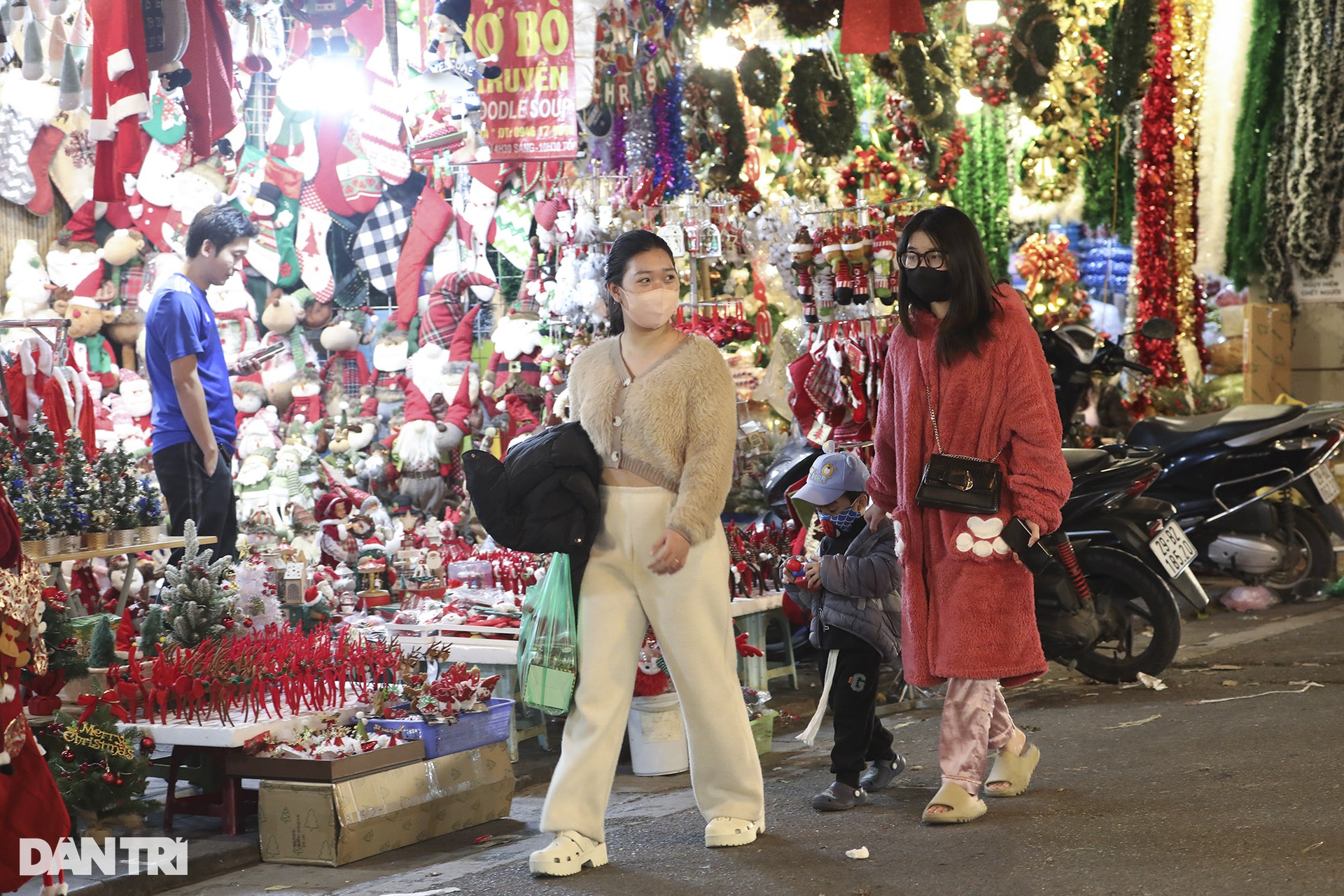 Không khí Noel sớm nhộn nhịp trên phố Hàng Mã-4