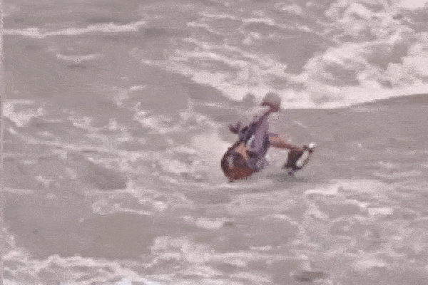 Người phụ nữ bất cẩn đánh rơi cháu giữa đường phố mà không hay biết-1