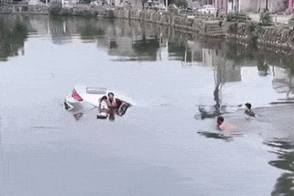 Cảnh giải cứu 3 mẹ con bên trong chiếc ô tô đang chìm dưới hồ nước