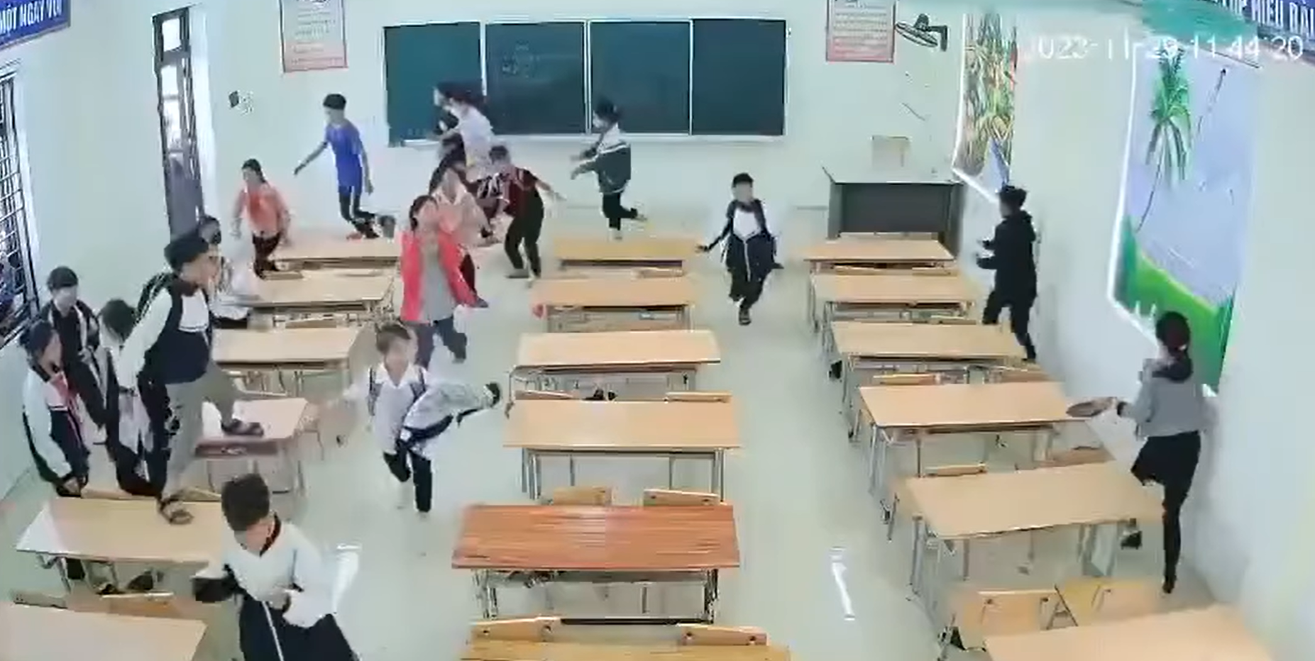 Bàng hoàng khi xem clip học sinh văng tục, vây chửi cô giáo-3