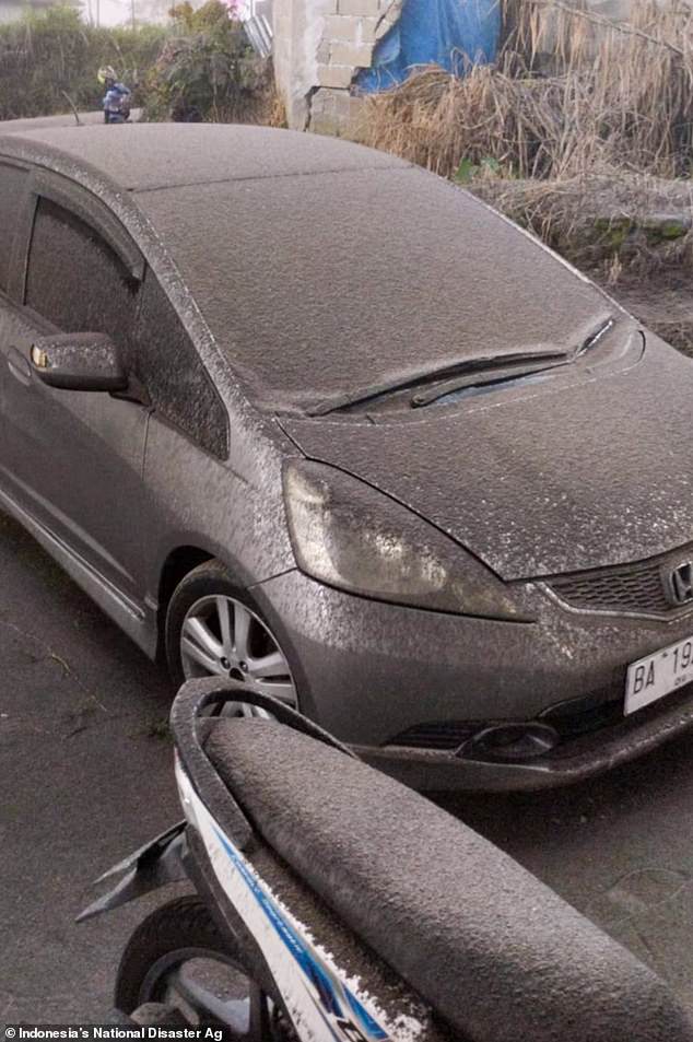 Hình ảnh gây sốc của cô gái bị tro núi lửa phủ kín mặt kêu cứu trong vụ núi lửa phun trào ở Indonesia-3