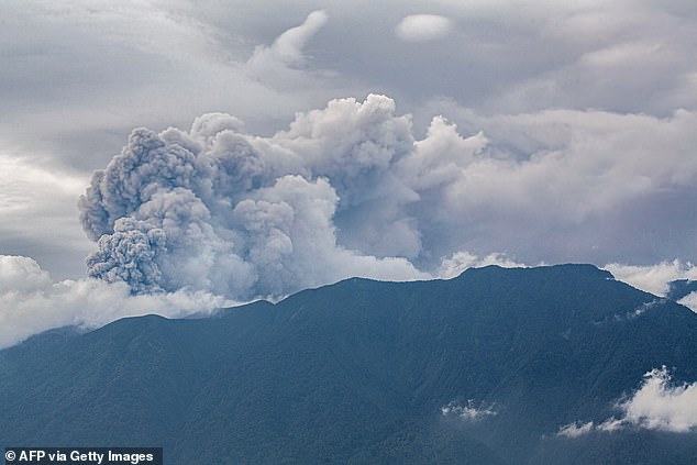 Hình ảnh gây sốc của cô gái bị tro núi lửa phủ kín mặt kêu cứu trong vụ núi lửa phun trào ở Indonesia-4
