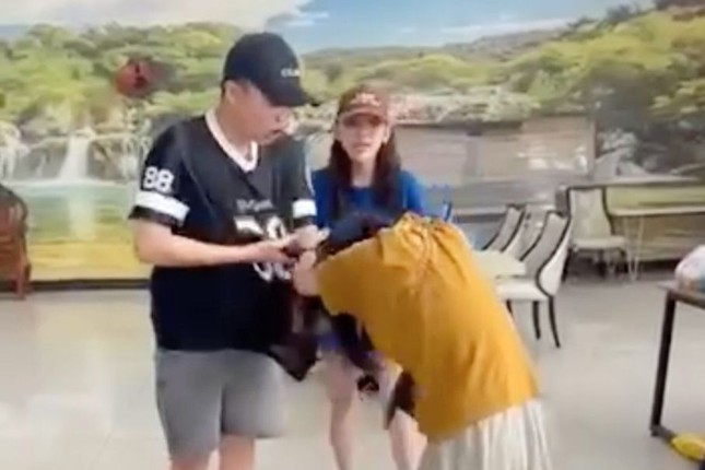 Vụ hoa khôi Đại học Kinh tế đánh người: Dân mạng đòi tước danh hiệu, nhà trường lên tiếng-1