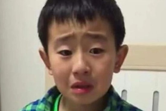 Cậu bé khổ sở vì cái tên 