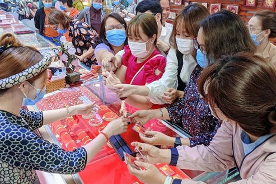 Giá vàng quanh đỉnh lịch sử: Dân 'đua' chốt lời, cửa hàng cạn tiền mặt trả khách
