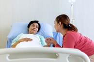 Chị dâu mải mê với công việc không đoái hoài đến mẹ chồng đang nằm viện