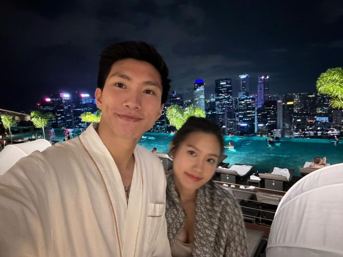 Đoàn Văn Hậu cùng Doãn Hải My tình tứ nơi bể bơi vô cực lớn nhất thế giới, tiếp tục có hành động chứng minh độ cuồng vợ-1