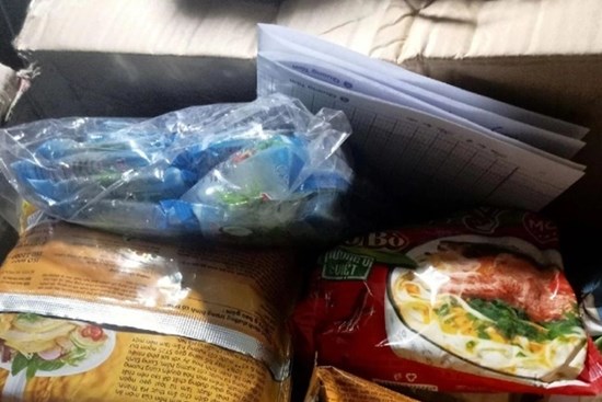 Nhận thùng đồ ăn đầy ắp từ mẹ, con gái sững sờ phát hiện tâm thư giấu bên trong: 